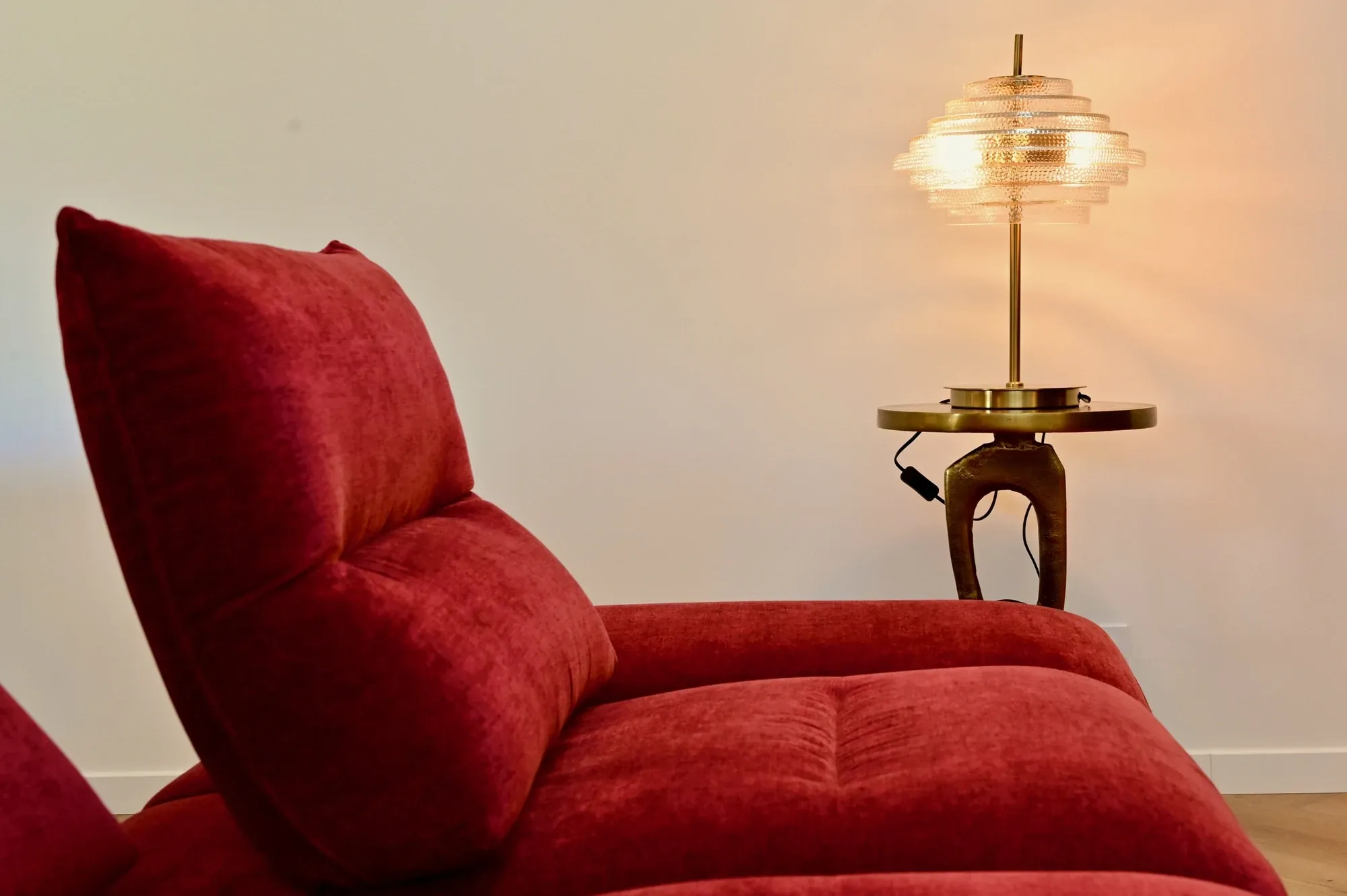 Fauteuil rouge et lampe design dans le salon