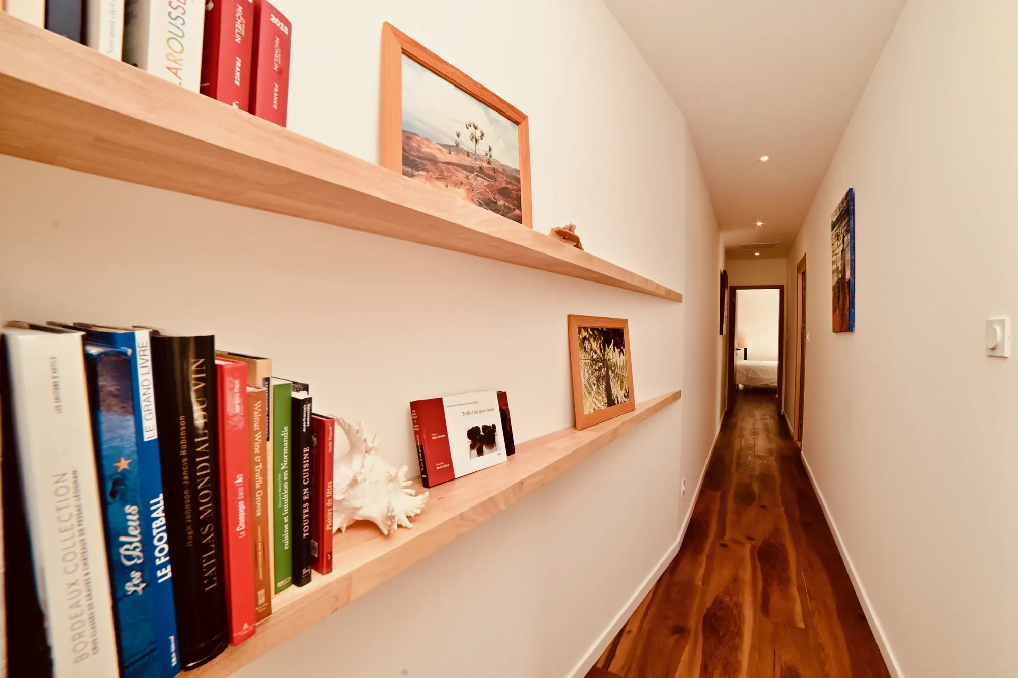 Couloir décoré d’étagères de livres