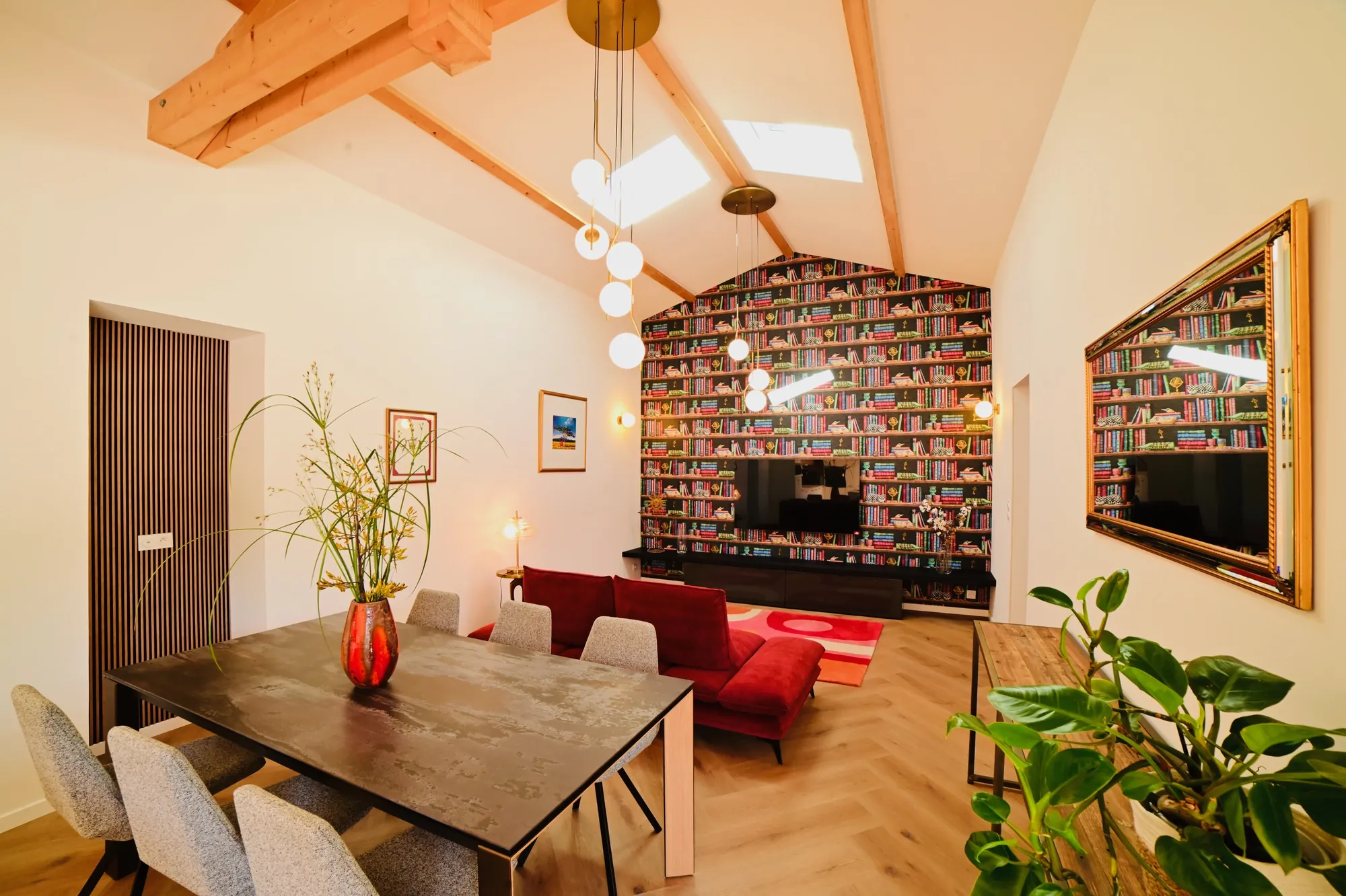 Séjour lumineux avec bibliothèque et table à manger du Clos des Izards
